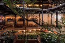 Quán cà phê có mặt tiền hình khối điêu khắc độc đáo