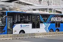 Đâm người lạ vì ngồi bắt chéo chân tại trạm xe buýt