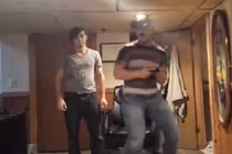 Video: Đeo kính “thực tế ảo” nhưng tai nạn là thật