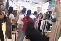 Vì chiếc váy hơn 2 triệu, chồng đánh vợ ngay giữa cửa hàng