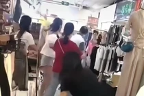 Vì chiếc váy hơn 2 triệu, chồng đánh vợ ngay giữa cửa hàng