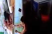 Video: Nữ chủ tiệm vàng kungfu khiến tên cướp bị bắt tại chỗ