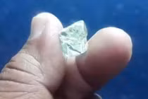 Nông dân trở thành triệu phú sau một đêm nhờ đào trúng kim cương 13 carat