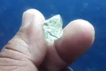 Nông dân trở thành triệu phú sau một đêm nhờ đào trúng kim cương 13 carat