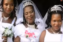 Video: Không đủ tiền làm đám cưới riêng, người đàn ông cưới 3 vợ cùng lúc