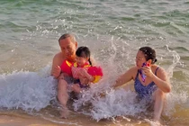 Con gái Đặng Thu Thảo lần đầu xuất hiện cùng ông bà nội