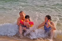 Con gái Đặng Thu Thảo lần đầu xuất hiện cùng ông bà nội