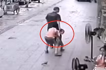 Video: Anh trai giằng tay, cứu em khỏi kẻ tình nghi bắt cóc