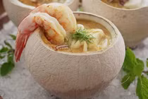 Video: Lẩu hải sản ngập trong quả dừa tươi ngon khó cưỡng