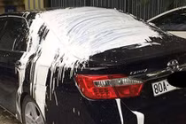 Camry biển 80A bị đổ sơn trắng kín xe khi đỗ trên vỉa hè