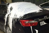 Camry biển 80A bị đổ sơn trắng kín xe khi đỗ trên vỉa hè