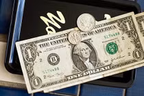 Cách đưa tiền tip trong nhà hàng, quán xá Việt Nam