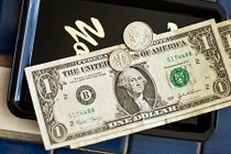 Cách đưa tiền tip trong nhà hàng, quán xá Việt Nam