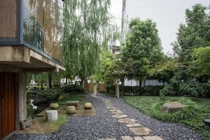 Nhà 2 tầng thô mộc theo phong cách Nhật Bản ẩn chứa nhiều bất ngờ