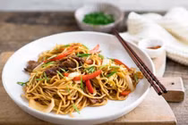 Video: Chuẩn bị bữa ăn vặt 'sang miệng' với mì xào bò, ngô ngọt nướng