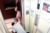 Gái trẻ bị vén váy quay "vùng kín" trong thang máy mà không biết gì