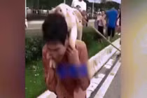 Video: Hàng chục người dân đổ xô vớt lợn trôi theo dòng nước lũ ở Trung Quốc