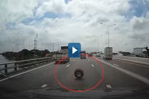 Video : Lốp ôtô rơi trên cao tốc gây tai nạn cho xe khác