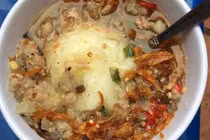 Soi bí quyết quán bánh đúc "chảnh" nhất SG vẫn hút khách 40 năm qua