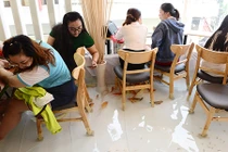 Ngồi giữa hồ cá, kiểu hút khách mới của quán cà phê Sài Gòn