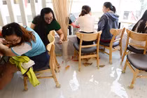 Ngồi giữa hồ cá, kiểu hút khách mới của quán cà phê Sài Gòn