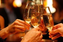 Sau bữa cơm đãi khách, 2 nhân viên mới lập tức bị đuổi việc