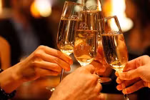 Sau bữa cơm đãi khách, 2 nhân viên mới lập tức bị đuổi việc