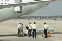 Nữ tiếp viên rơi khỏi máy bay trong lúc cất cánh