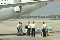 Nữ tiếp viên rơi khỏi máy bay trong lúc cất cánh