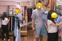 "Soái ca" điển trai xách đồ cho bạn gái đi mua sắm