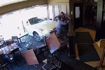 Bị ô tô đâm tung người khi ngồi ăn trong nhà hàng