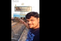 Video: Chụp ảnh selfie điên rồ trước đầu tàu hoả, người xem run sợ