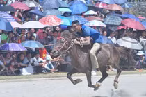 Hàng nghìn người đội nắng nóng xem đua ngựa ở Bắc Hà