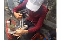 Kết đắng cho anh đánh giày nhịn ăn, mua túi xách 20 triệu tặng bạn gái