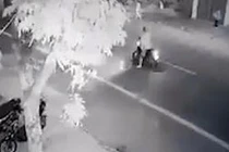 Video: Ôtô đâm văng 2 bố con đang băng qua đường