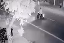 Video: Ôtô đâm văng 2 bố con đang băng qua đường