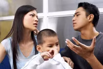 Nước mắt người đàn bà bị cả nhà chồng cũ chửi mắng, không cho gặp con