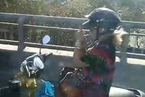 Video: Nữ “ninja” lái xe máy buông 2 tay, châm thuốc lá trên cầu