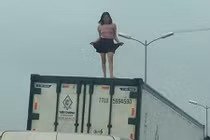 Nguyên nhân cô gái mặc váy ngắn "quẩy" tưng bừng trên thùng xe container 