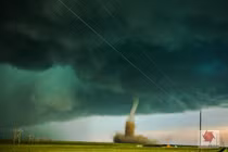 Video: Con người nhảy dù vào vòi rồng, liệu có khả thi?