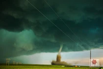 Video: Con người nhảy dù vào vòi rồng, liệu có khả thi?