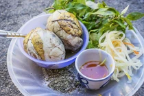 Video: Người Mỹ nhăn mặt, buồn nôn trong lần đầu ăn thử trứng vịt lộn