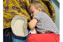 Cha mẹ chủ quan, bé gái bị mèo cào suýt tử vong