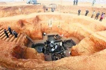 Mộ cổ bất ngờ lộ ra, trong quan tài chỉ còn nửa chiếc đầu lâu