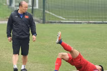 HLV Park Hang-seo tập chống đẩy, chỉnh từng cầu thủ U23 Việt Nam