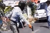 Video: thợ hồ cầm súng nhựa dọa tài xế xe tải sau va chạm giao thông