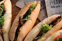 Video: Khách Tây xếp hàng dài chờ mua bánh mì ở Hội An