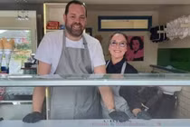 Thợ cắt tóc chuyển nghề đơn giản mà tiền vào như nước