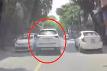 Video: Hoảng hồn tài xế đánh võng trên phố như say rượu