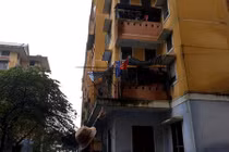 Bé gái rơi từ cửa sổ tầng 3 chung cư, trên tay vẫn nắm chặt búp bê